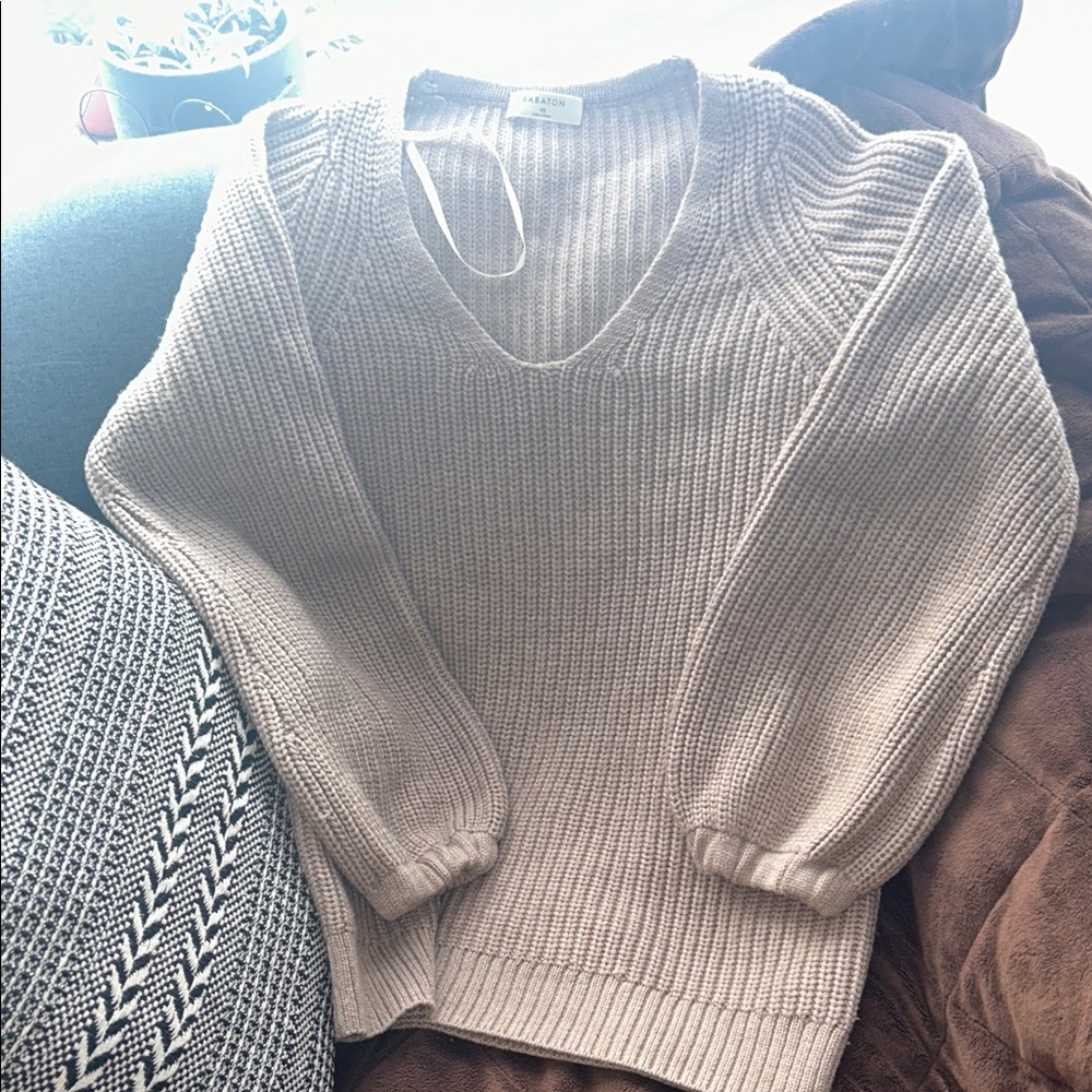 Oatmeal chunk Aritzia sweater - Picture 4 of 6